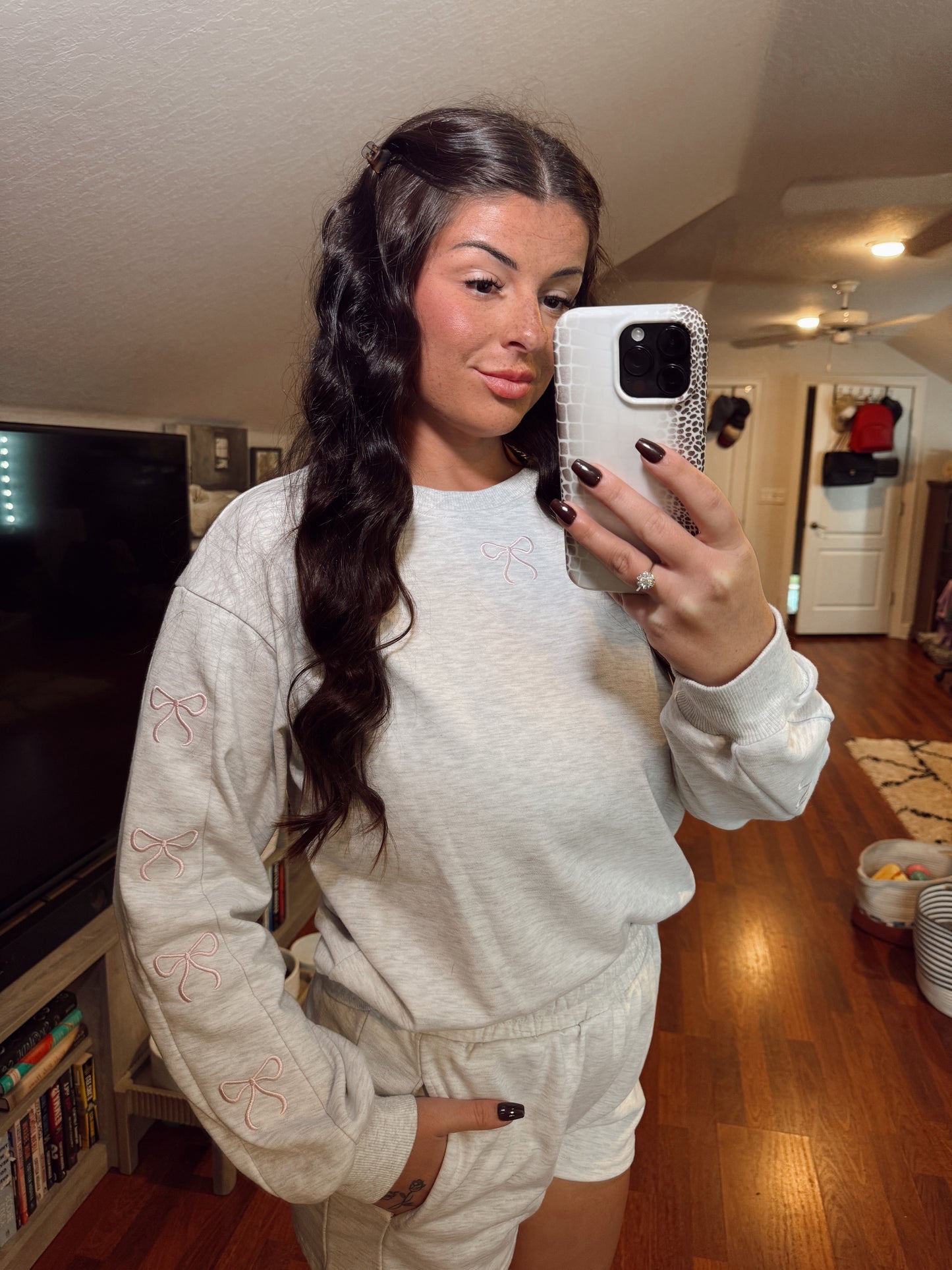 EMBROIDERED BOWS LOUNGE SET